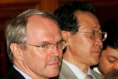 El subsecretario de Estado estadounidense, Christopher Hill (izquierda), sentado junto al viceministro de Exteriores norcoreano, Kim Gye Gwan, en el banquete de bienvenida ofrecido en Pekín (China).
