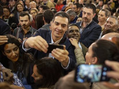 El presidente del Gobierno, Pedro Sánchez, se hace un 'selfie' con varios militantes del PSOE este sábado en Jerez de la Frontera.