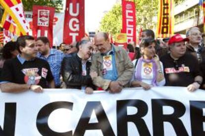 Los secretarios generales de la UGT y CCOO en Cataluña, Josep María Álvarez (2i) y Joan Carles Gallego (2d), durante la manifestación del Primero de Mayo. EFE/Archivo