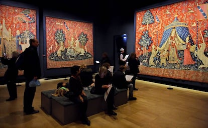 Tres de los seis tapices de la serie 'La dama y el unicornio' en el Museo de la Edad Media de París