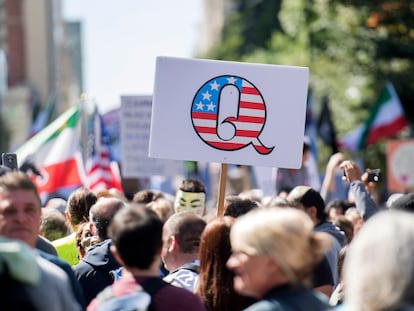 Cartaz do QAnon se destaca em uma manifestação contra o uso de máscaras, realizada em 12 de setembro em Montreal, Canadá.