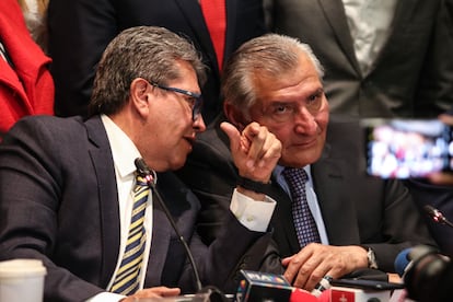 Adán Augusto López y Ricardo Monreal en la Cámara de Senadores, en diciembre de 2024.