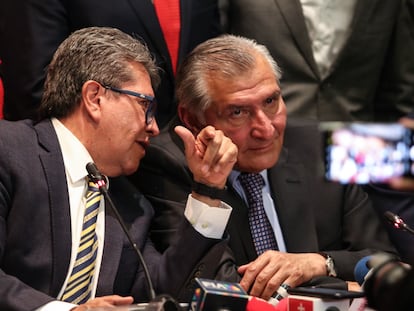 Adán Augusto López y Ricardo Monreal en la Cámara de Senadores, en diciembre de 2024.