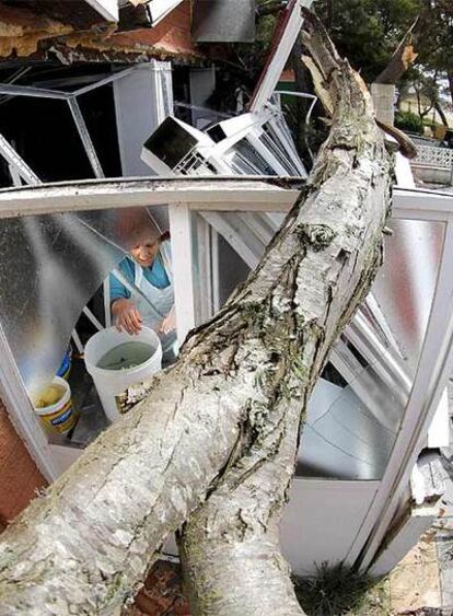 Una empleada del camping de la playa de Cabío muestra la cocina, que quedó destrozada.