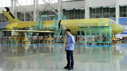 Construcción de un avión ARJ-21 en las instalaciones de la aeronáutica COMAC.