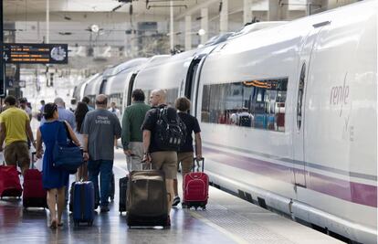 Unos viajeros suben a un tren AVE. 