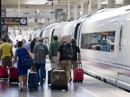 Unos viajeros suben a un tren AVE. 