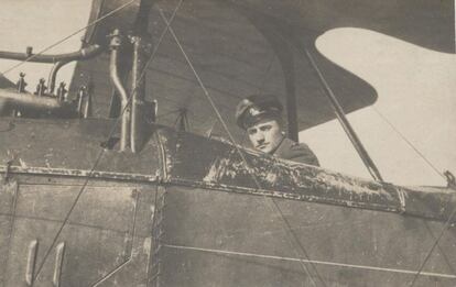 El piloto Josef Glasbrenner en la escuela de aviación de Schleissheim, cerca de Múnich (Alemania).