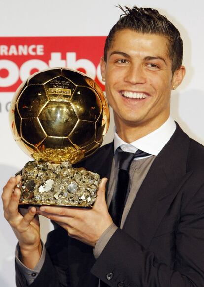 Cristiano Ronaldo segura a Bola de Ouro como o melhor jogador do mundo em 2008, em Paris (França).