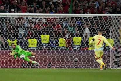 El portero Diogo Costa realiza detiene el lanzamiento del jugador español Álvaro Morata durante la tanda de penaltis. 