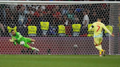 Diogo Costa detiene el penalti a Álvaro Morata en la pasada Liga de las Naciones.