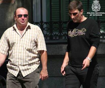 Dos de los detenidos en  en la operación Java, Kvicha P. (izquierda) y Kakhaber Shushanasvili (derecha, con camiseta negra).