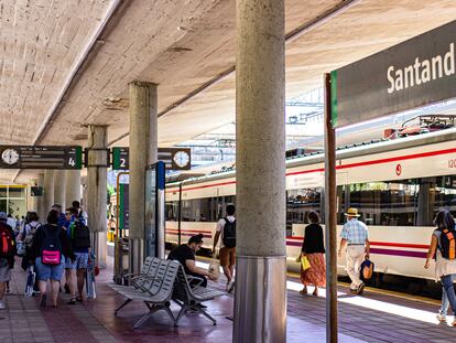 Los viajeros del tren playero Valladolid-Santander llegan a la estación de Santander.