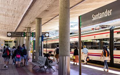 Los viajeros del tren playero Valladolid-Santander llegan a la estación de Santander.