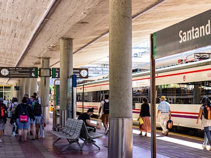 Los viajeros del tren playero Valladolid-Santander llegan a la estación de Santander.