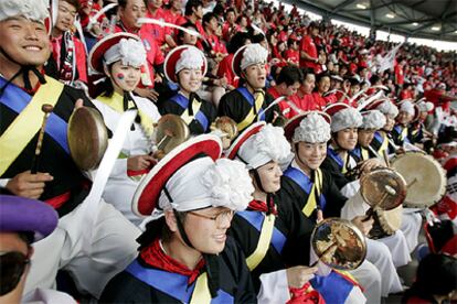 Seguidores coreanos, durante el partido de ayer ante Suiza.