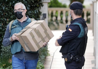 Agentes de la Guardia Civil durante el registro en el ayuntamiento de Cabrera de Mar.