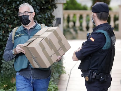 Agentes de la Guardia Civil durante el registro en el ayuntamiento de Cabrera de Mar.