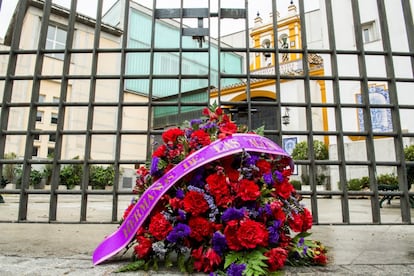 Un ramo de flores reposa delante de la capilla Nuestra Señora del Rosario de Sevilla, de la que este lunes tendría que haber salido en procesión la cofradía de Las Aguas. Las celebraciones del Lunes Santo han tenido que ser canceladas con motivo del estado de alarma.