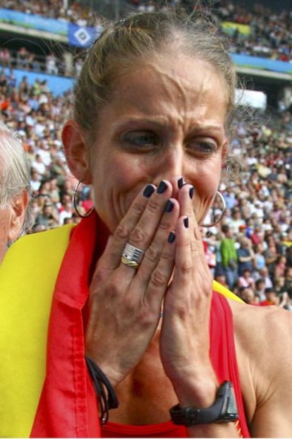 Natalia Rodríguez llora tras la final del mundial de 1.500 metros.