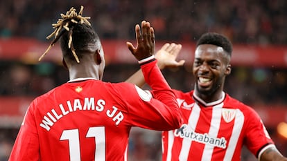 Iñaki y Nico Williams durante el partido de vuelta de semifinales de la Copa del Rey que Athletic Club de Bilbao y Atlético de Madrid disputaron el pasado febrero.