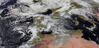 La Agencia Estatal de Meteorología prevé este domingo, viento fuerte con lluvias localmente persistentes en Andalucíal.