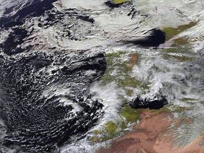 La Agencia Estatal de Meteorología prevé este domingo, viento fuerte con lluvias localmente persistentes en Andalucíal.
