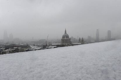 Vista de la catedral de San Pablo de Londres nevada.