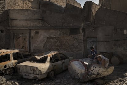 Mohammed Tahar (d), y su nieto, Mustafa Hansen, desescombran la acera que da acceso a su casa en la Ciudad Vieja de Mosil. Alrededor de 2,7 millones de iraquíes han vuelto a sus hogares tras haber sido liberados del Estado Islámico, alrededor de 600.000 han regresado a Mosul.