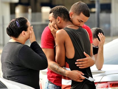 Familiares i amics de les víctimes, a Orlando