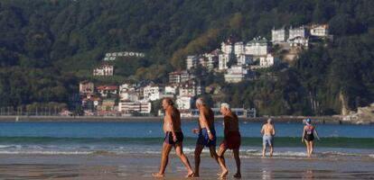 Unos bañistas pasean por la playa de La Concha el 29 de octubre.