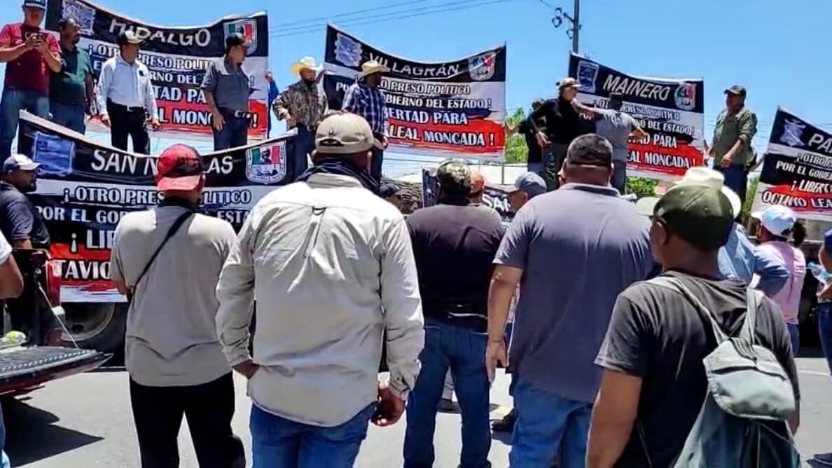 Integrantes de la Columna Armada  bloquean la carretera Ciudad Victoria - Monterrey con motivo de la captura de su dirigente, Octavio Leal Moncada, el 6 de julio de 2022.