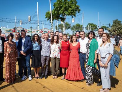 Yolanda Díaz, con representantes de IU, Podemos y Más País Andalucía, el sábado en la Feria de Abril de Sevilla.