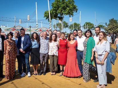 Yolanda Díaz, con representantes de IU, Podemos y Más País Andalucía, el sábado en la Feria de Abril de Sevilla.