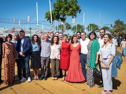 Representantes de IU, Podemos y Más País Andalucía, junto a la vicepresidenta Yolanda Díaz (en el centro, de rojo), en la Feria de Sevilla.