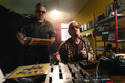 Los Amigos Invisibles en un estudio musical, el 16 de abril de 2025.