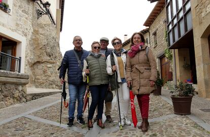 Un grupo de turistas en las calles de Frías.