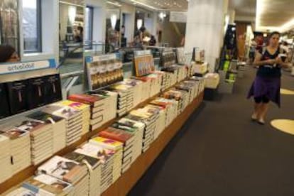 Una joven pasa ante un expositor de las novedades editoriales en un centro comercial de Madrid. EFE/Archivo