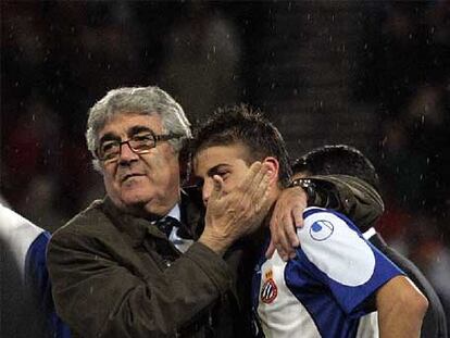 Daniel Sánchez Llibre, el presidente del Espanyol, consuela a Luis García.
