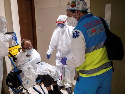 Un equipo de UVI del Summa con un paciente, el pasado jueves en Madrid.
