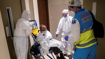 Un equipo de UVI del Summa con un paciente, el pasado jueves en Madrid.