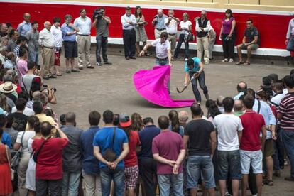 El diestro Juan José Padilla durante la clase magistral que ha ofrecido a un grupo de aficionados en Bilbao.