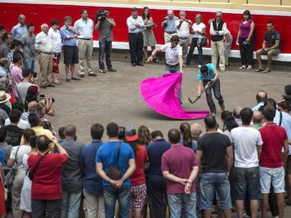 El diestro Juan José Padilla durante la clase magistral que ha ofrecido a un grupo de aficionados en Bilbao.