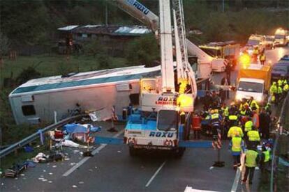 Aspecto que presentaba la A-66, en el punto kilómetrico 55,4, tras el accidente ocurrido entre Pola de Lena y Mieres, en Asturias.