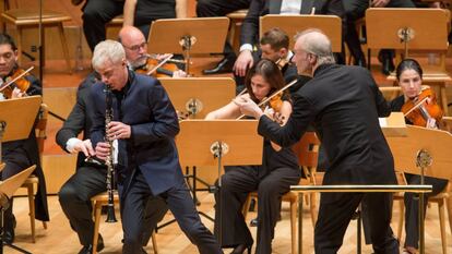 El clarinetista Martin Fröst (de pie) y el director Gianandrea Noseda (de espaldas) junto a algunos integrantes de la Orquesta de Cadaqués durante su concierto, este martes en Zaragoza.