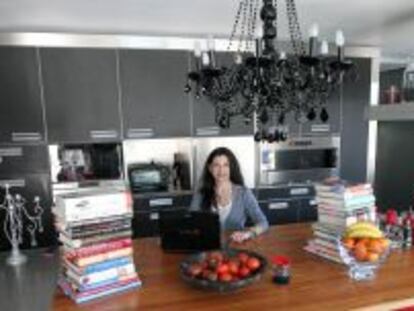 Norema Salinas despacha en la cocina de su casa