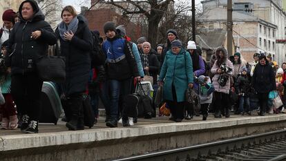 Ciudadanos ucranios procedentes de Dnipro y de la region de Járkov llegaban el día 8 a la estación de Pidzamche, en Lviv, acondicionada ante la avalancha de refugiados.