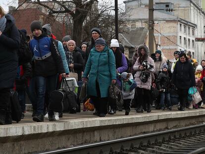 Ciudadanos ucranios procedentes de Dnipro y de la region de Járkov llegaban el día 8 a la estación de Pidzamche, en Lviv, acondicionada ante la avalancha de refugiados.