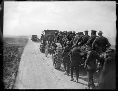 26 de marzo de 1918. ¡Los boches avanzan, los ingleses en desbandada! (nota manuscrita del autor sobre el negativo de vidrio).