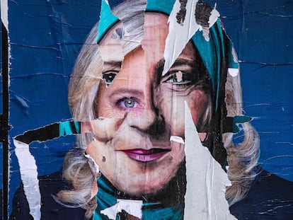 Restos de un cartel electoral de Marine Le Pen, en París, el pasado 9 de abril.